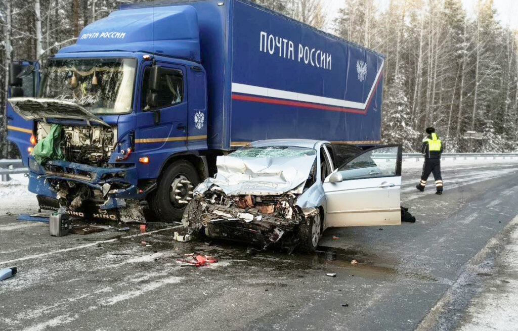 Легковой автомобиль и почтовый фургон лоб в лоб столкнулись в Свердловской области