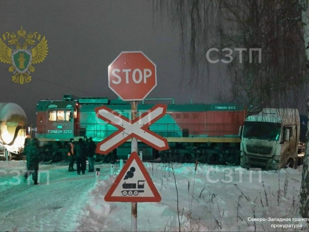 Грузовой автомобиль столкнулся с тепловозом в Ярославле: видео с камеры