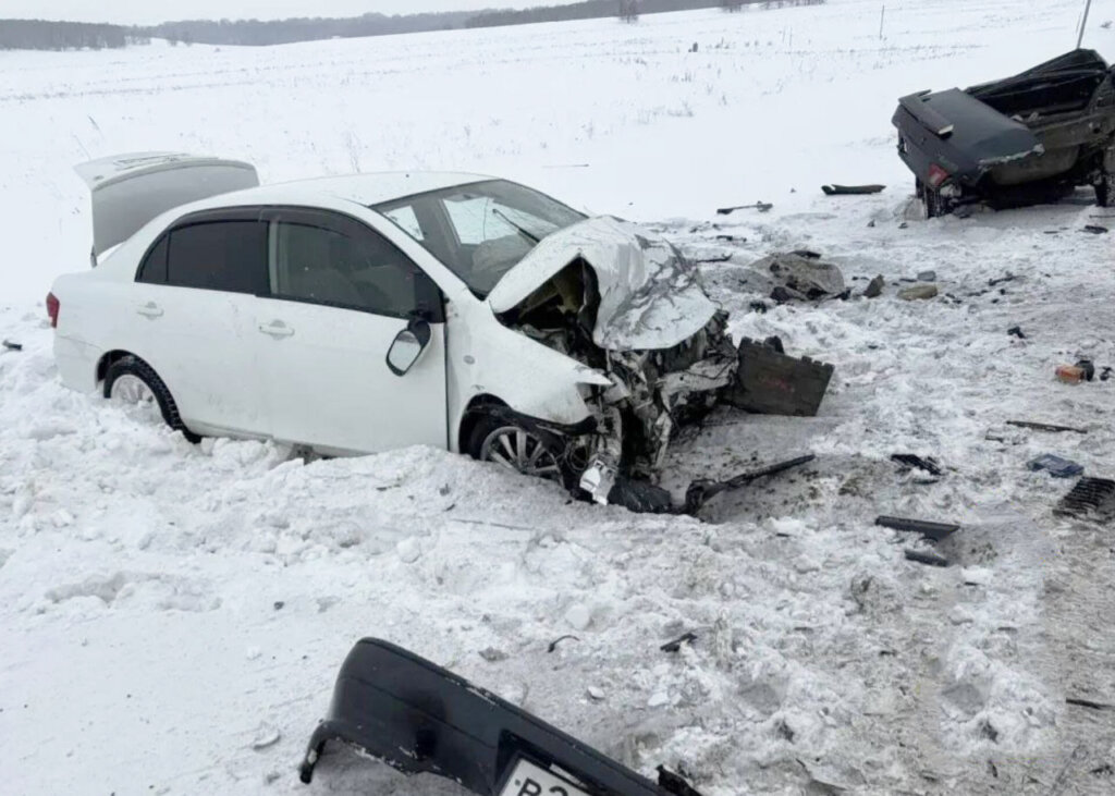 «Ладу» разорвало на части в результате ДТП в Кузбассе