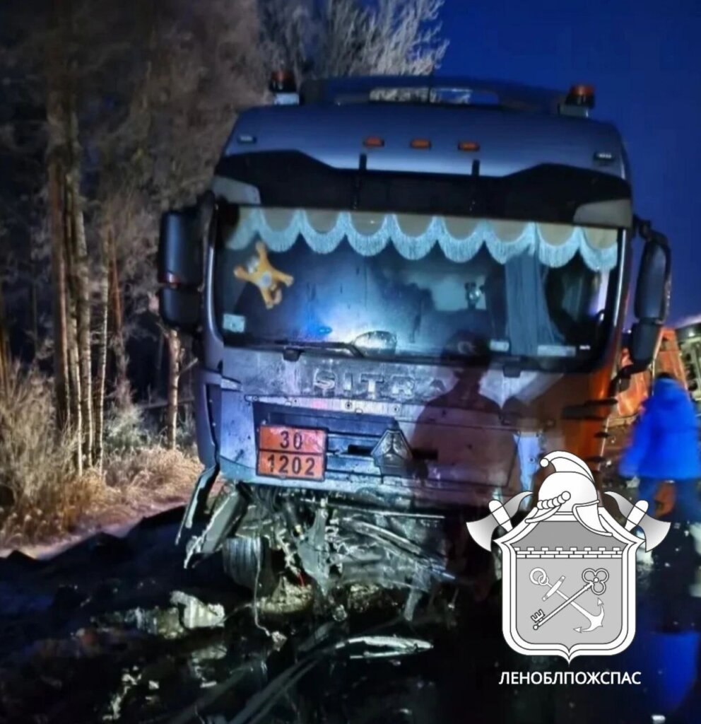 Легковой автомобиль и бензовоз лоб в лоб столкнулись на трассе &laquo;Кола&raquo; в Ленобласти