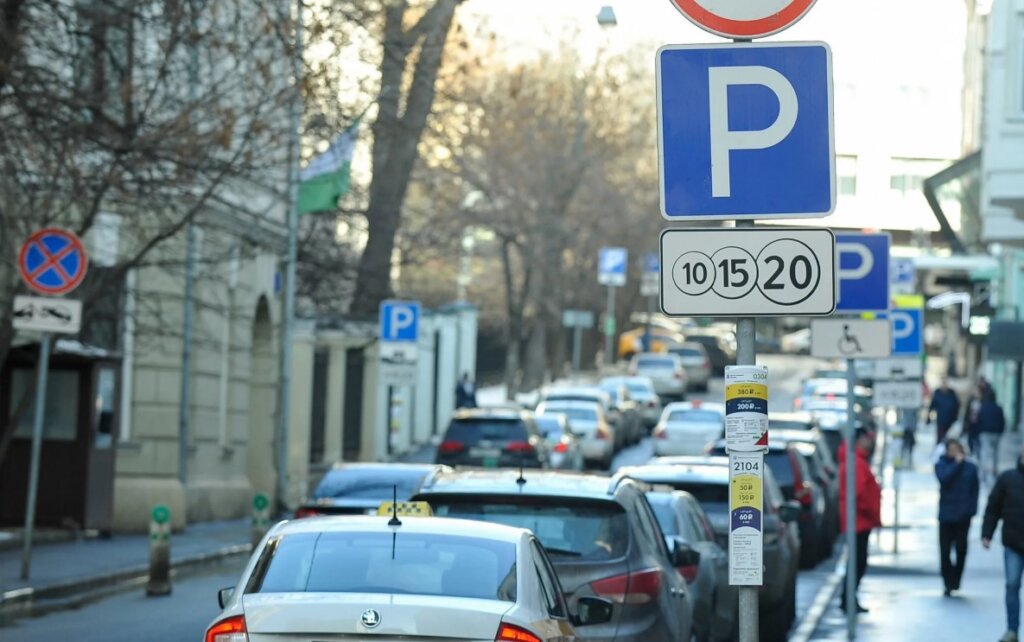 Сначала парковка, а потом — деньги: власти хотят разрешить оплачивать парковку через сутки