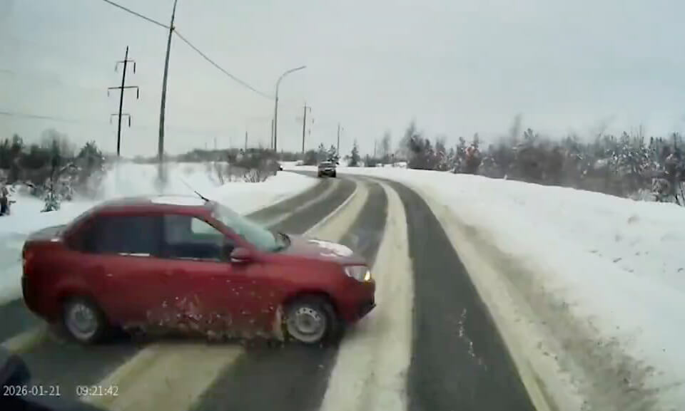 «Не справилась с управлением»: «Гранту» вынесло под встречную фуру под Нижним Новгородом
