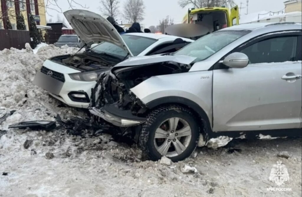 «Пытался уйти от столкновения»: Hyundai и Kia столкнулись на улице Коминтерна в Твери