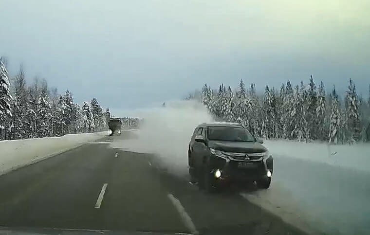 «Родились в рубашке»: на трассе «Кола» водитель Mitsubishi спровоцировал ДТП и скрылся