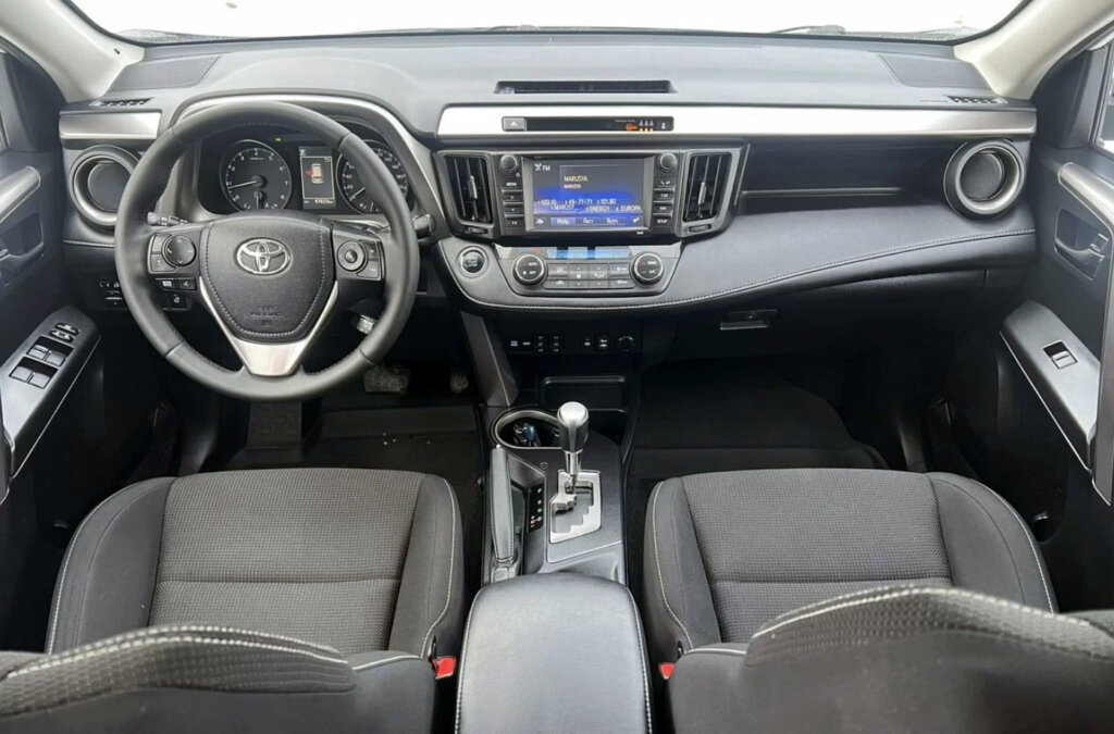 «Едешь как в пустой консервной банке»: отзыв об автомобиле Toyota RAV4 2023