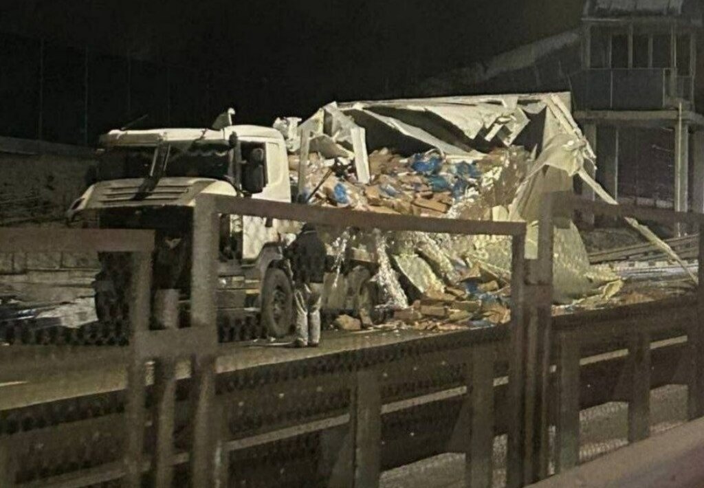 Самосвал снёс пешеходный мост на трассе М-4 в Ростовской области