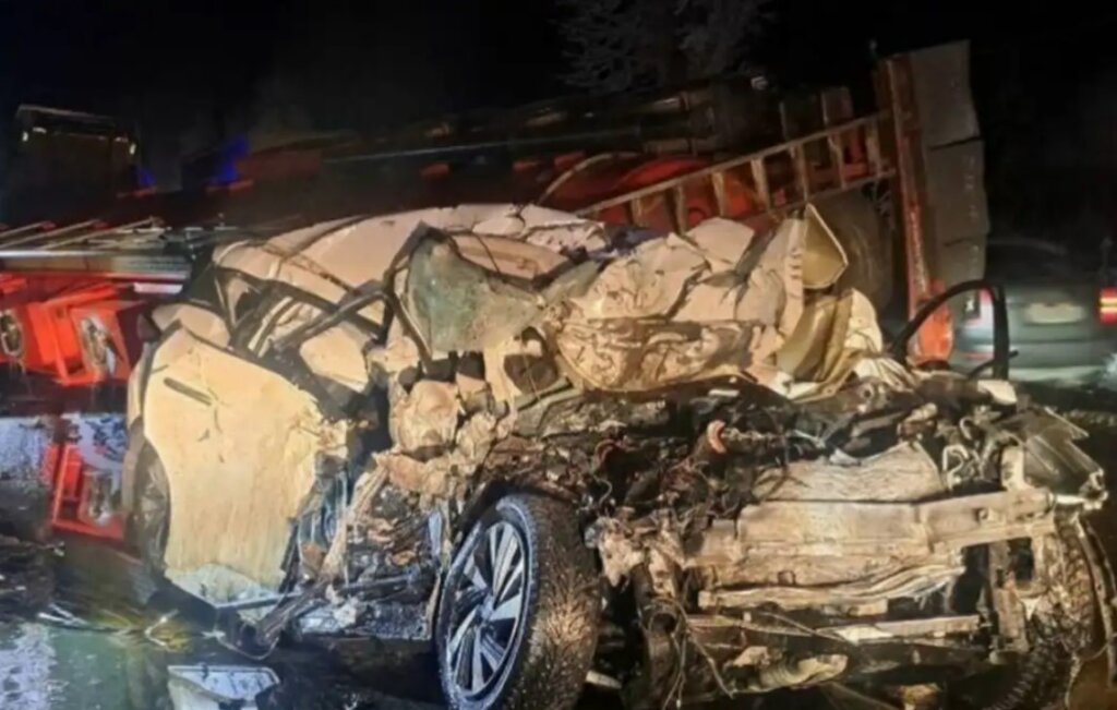 Легковой автомобиль и бензовоз лоб в лоб столкнулись на трассе &laquo;Кола&raquo; в Ленобласти