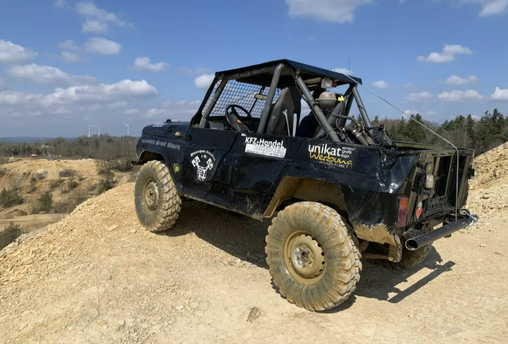 «Гибрид советской инженерной мысли и немецкой надежности»: УАЗ с двигателем от «Мерседеса» выставлен на продажу в Германии