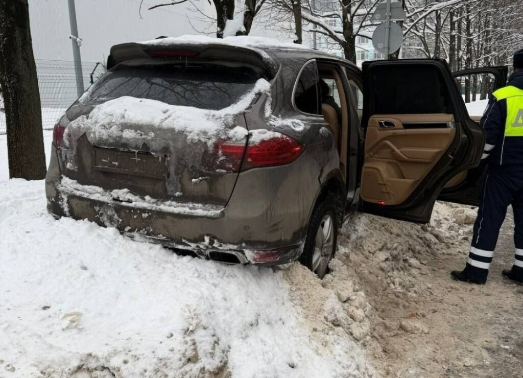 Стрельба в Подмосковье: водитель Porsche протаранил машину ДПС и наехал на инспектора