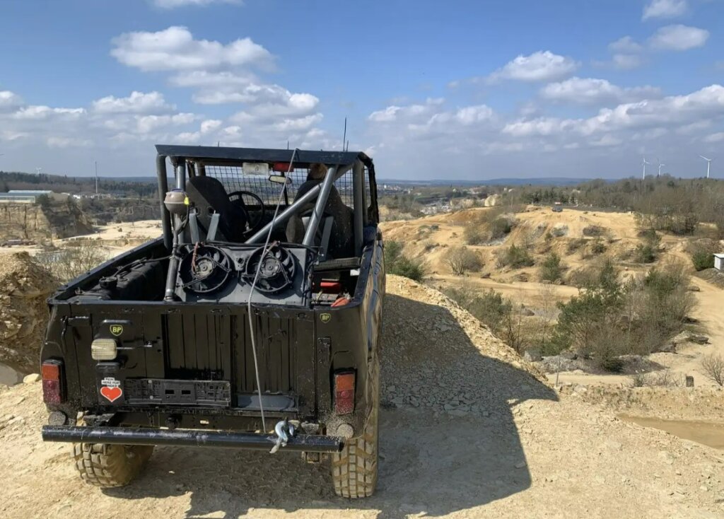 «Гибрид советской инженерной мысли и немецкой надежности»: УАЗ с двигателем от «Мерседеса» выставлен на продажу в Германии