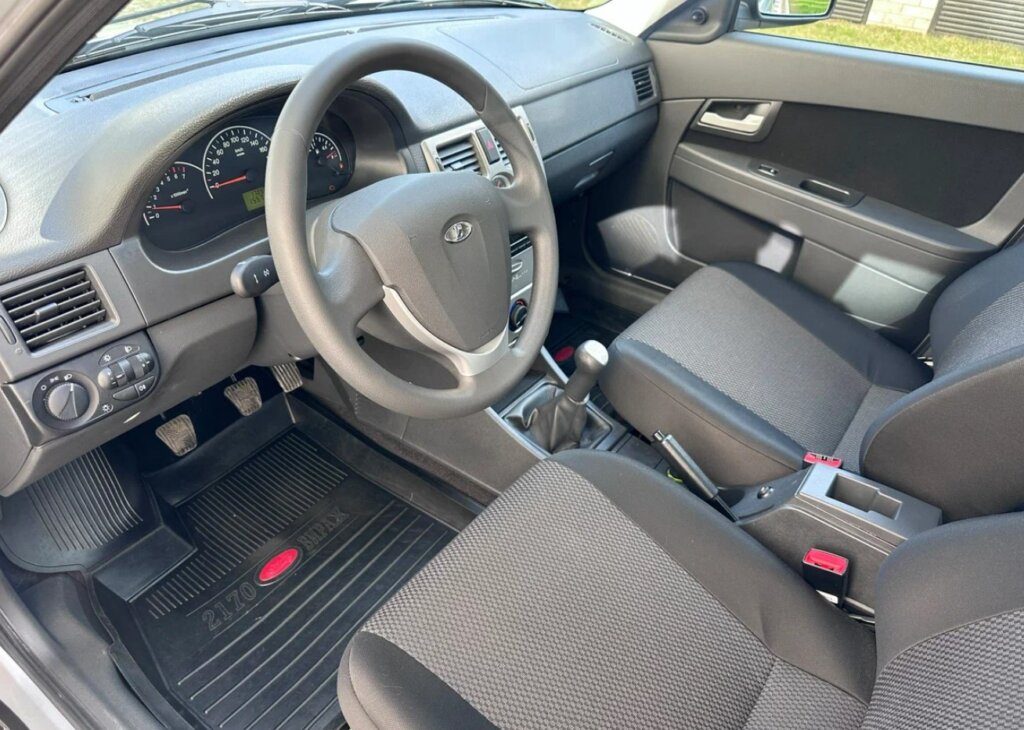 «Настоящий коллекционный экземпляр»: 14-летнюю «Приору» продают за 1,7 миллиона рублей