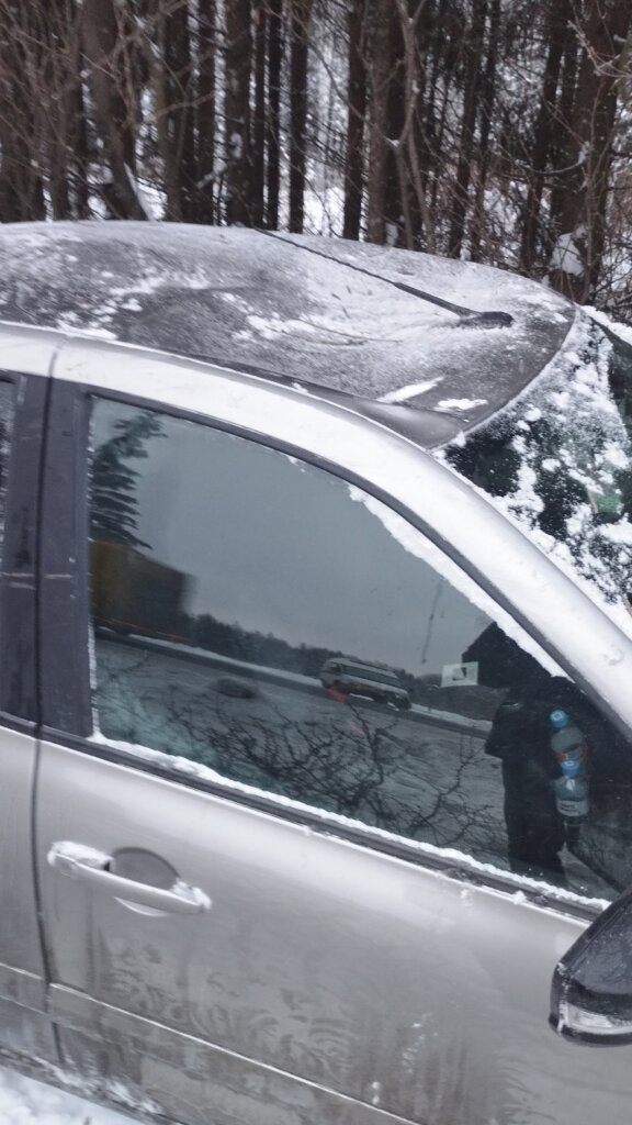 Под Петербургом водитель кроссовера спровоцировал ДТП и скрылся