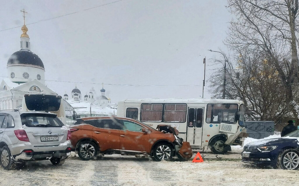 «Поворачивал налево»: автобус столкнулся с двумя автомобилями в Арзамасе