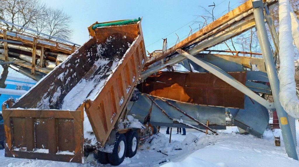 В Нижнем Новгороде самосвал с поднятым кузовом снёс теплотрассу