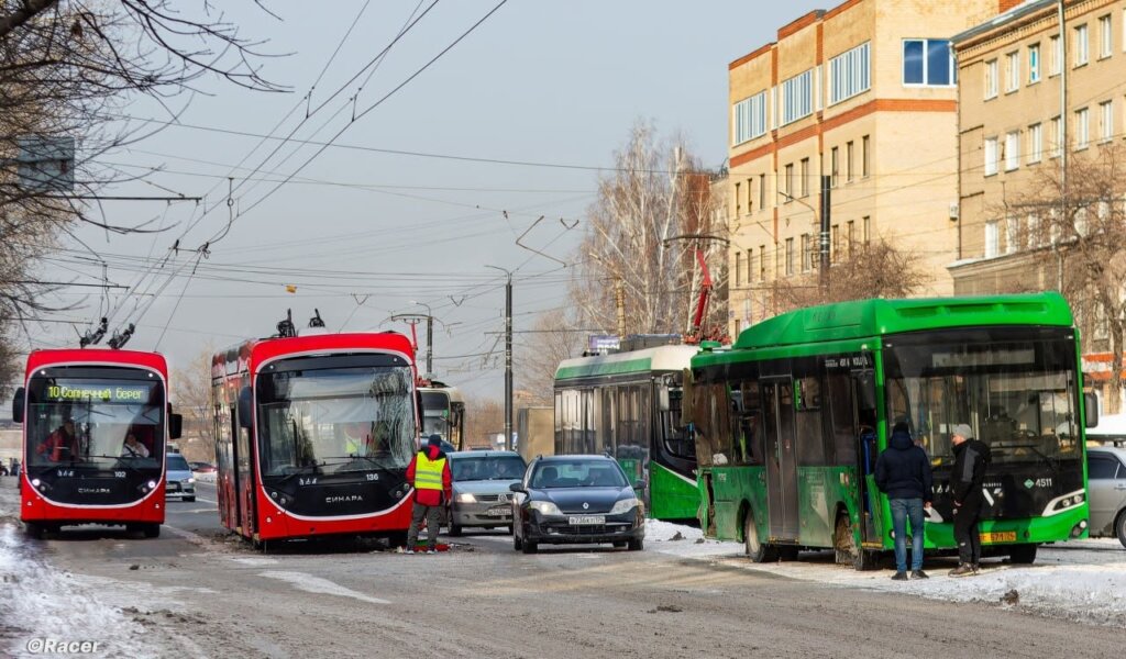 Троллейбус и автобус столкнулись на улице Гагарина в Челябинске