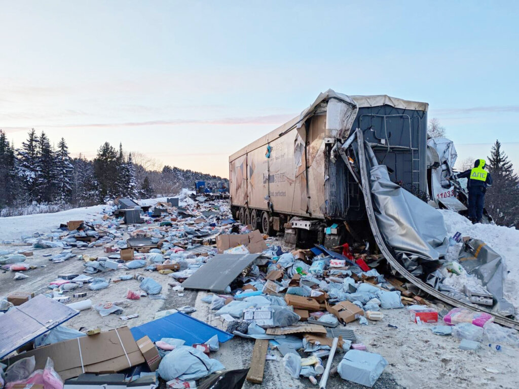 «Разбросанный груз, перекрытая трасса»: дальнобойщик устроил массовое ДТП в Удмуртии