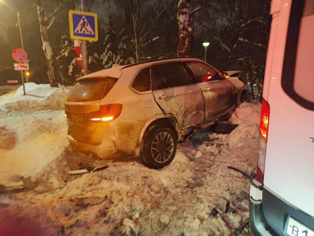 В Москве BMW проехал перекресток на красный и столкнулся с «Маздой»