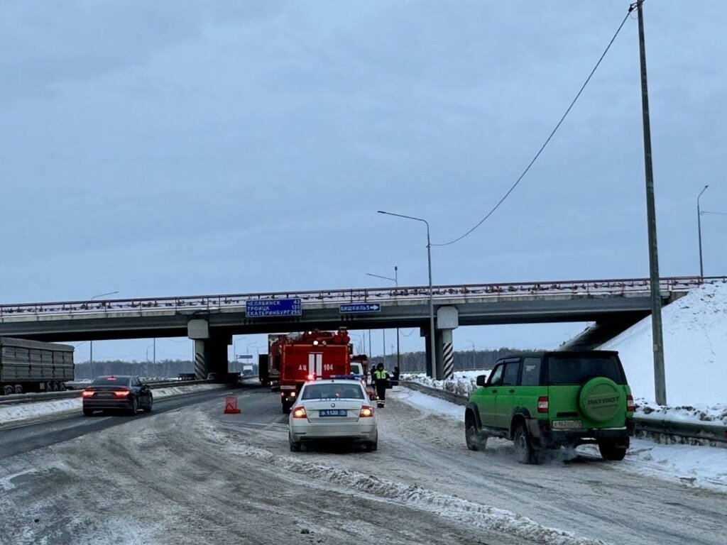 «Газель» столкнулась с фурой на трассе М-5 в Челябинской области