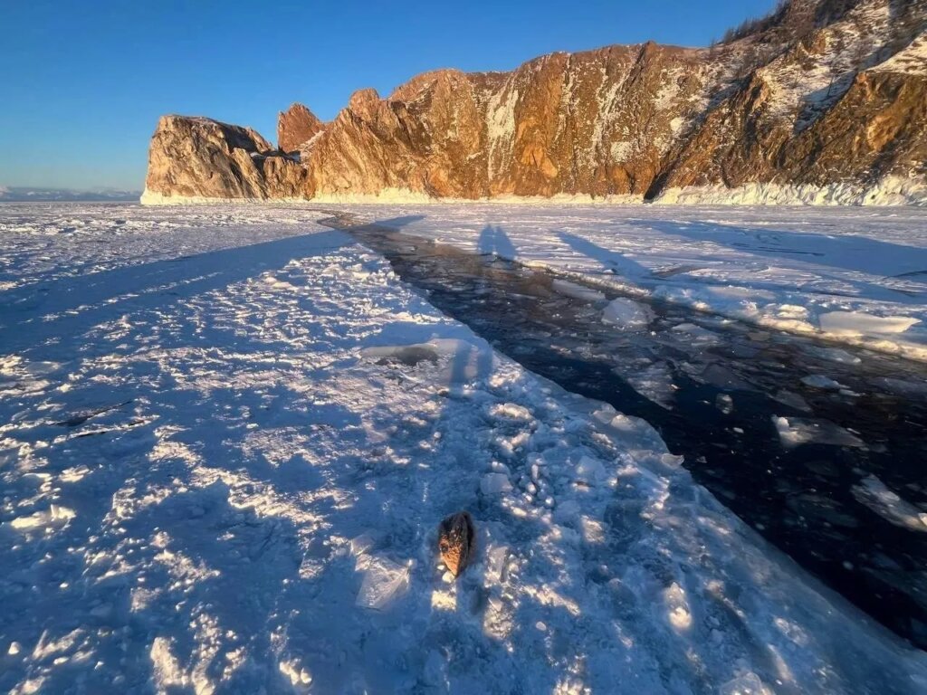 УАЗ с туристами из Китая провалился под лёд Байкала: погибли 8 человек
