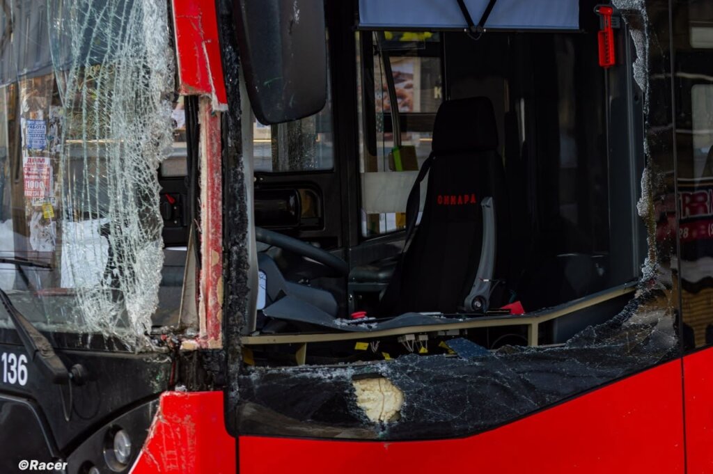 Троллейбус и автобус столкнулись на улице Гагарина в Челябинске