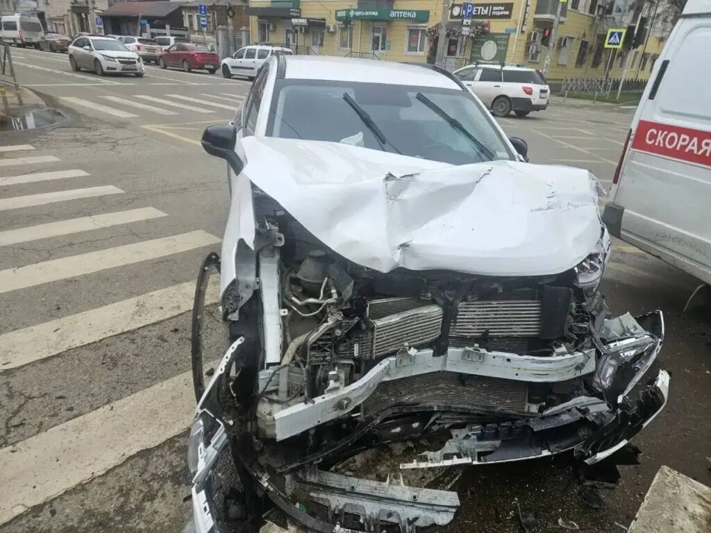 Скорая помощь и кроссовер столкнулись в Краснодаре: пострадали четверо
