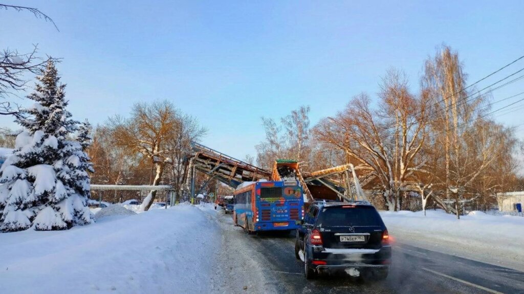 В Нижнем Новгороде самосвал с поднятым кузовом снёс теплотрассу