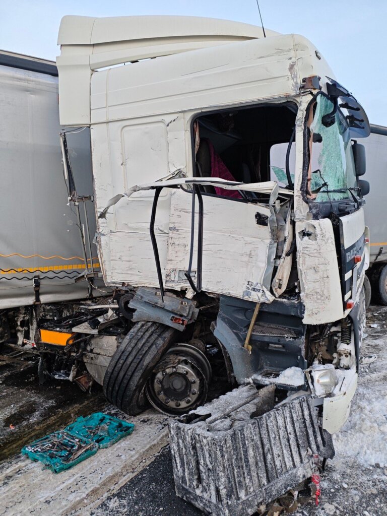 «Разбросанный груз, перекрытая трасса»: дальнобойщик устроил массовое ДТП в Удмуртии