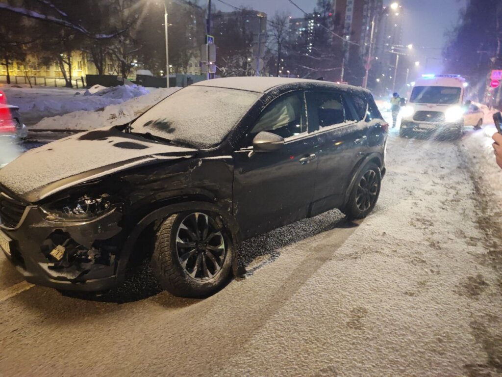В Москве BMW проехал перекресток на красный и столкнулся с «Маздой»