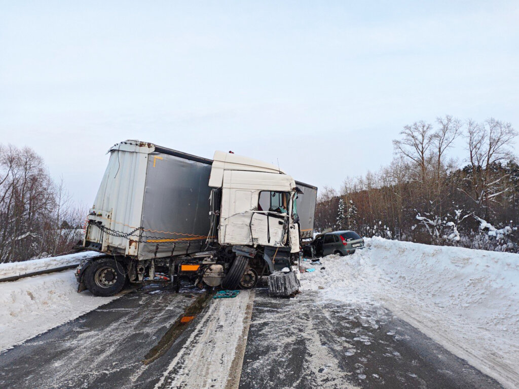 «Разбросанный груз, перекрытая трасса»: дальнобойщик устроил массовое ДТП в Удмуртии