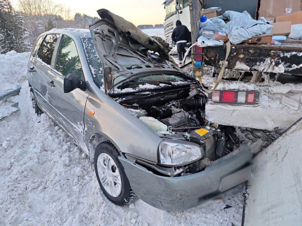 «Разбросанный груз, перекрытая трасса»: дальнобойщик устроил массовое ДТП в Удмуртии