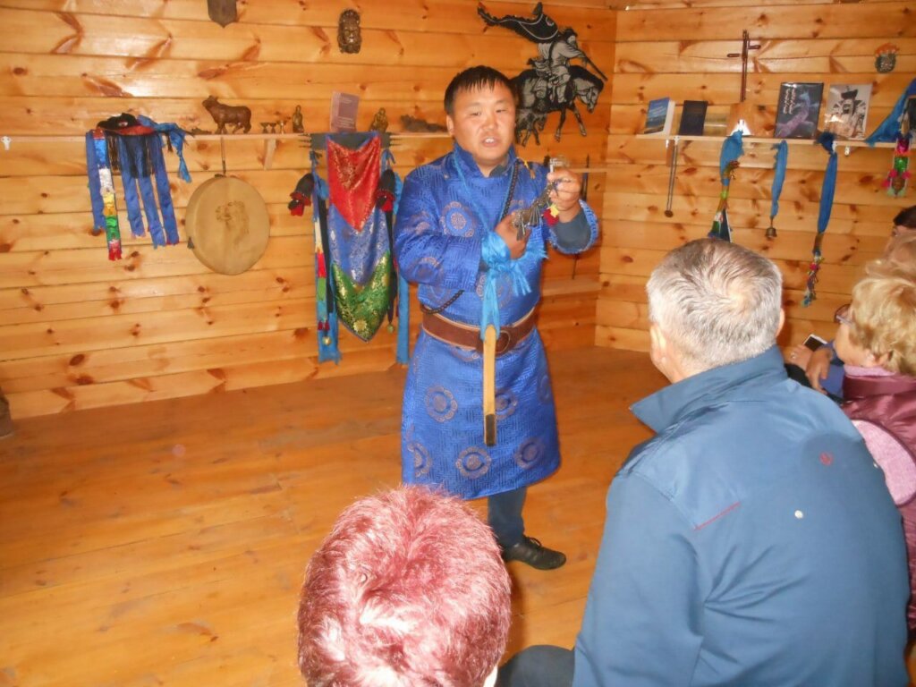 УАЗ с туристами из Китая провалился под лёд Байкала: погибли 8 человек