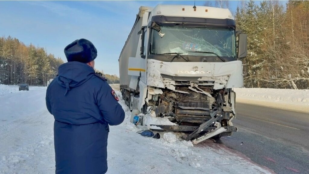«Едва не раздавил»: КамАЗ столкнулся с грузовиком и легковым автомобилем на трассе Екатеринбург &ndash; Серов