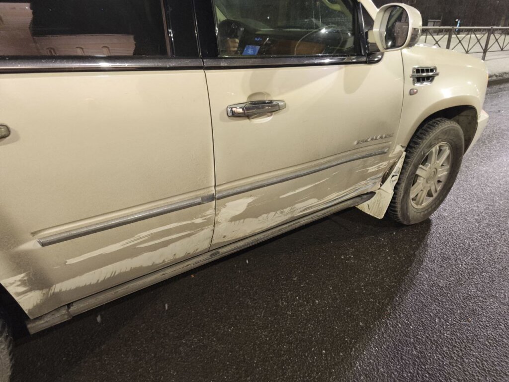 В Петербурге автомобиль «сбежал» от владелицы и врезался в Cadillac&nbsp;