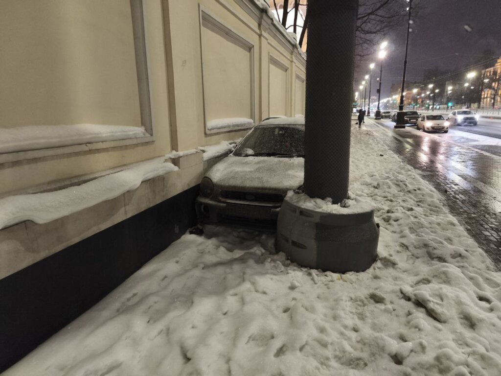 В Петербурге автомобиль «сбежал» от владелицы и врезался в Cadillac&nbsp;