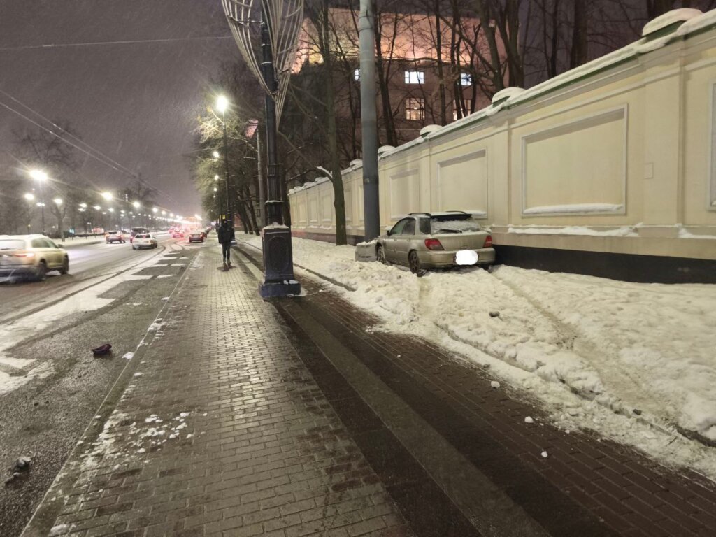 В Петербурге автомобиль «сбежал» от владелицы и врезался в Cadillac&nbsp;