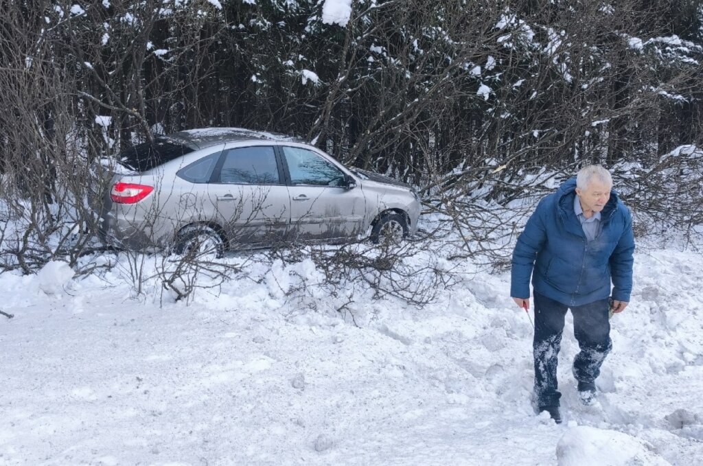 Под Петербургом водитель кроссовера спровоцировал ДТП и скрылся