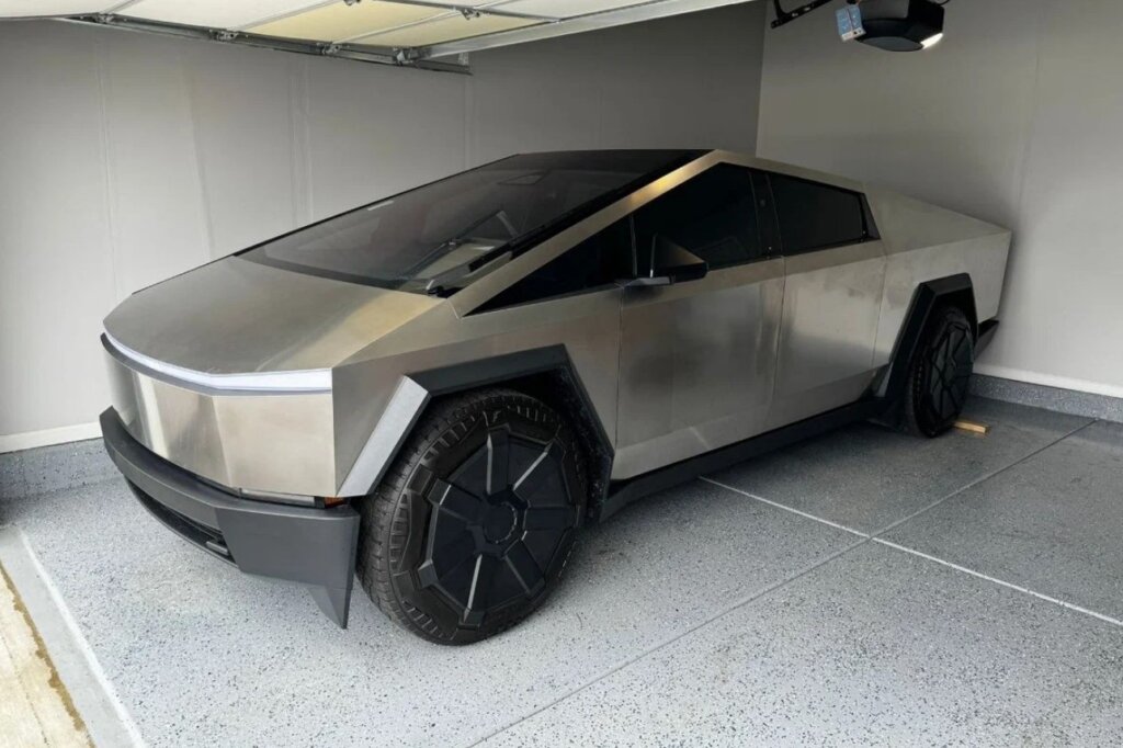 «Очень странная машина»: реальный отзыв об электромобиле Tesla Cybertruck
