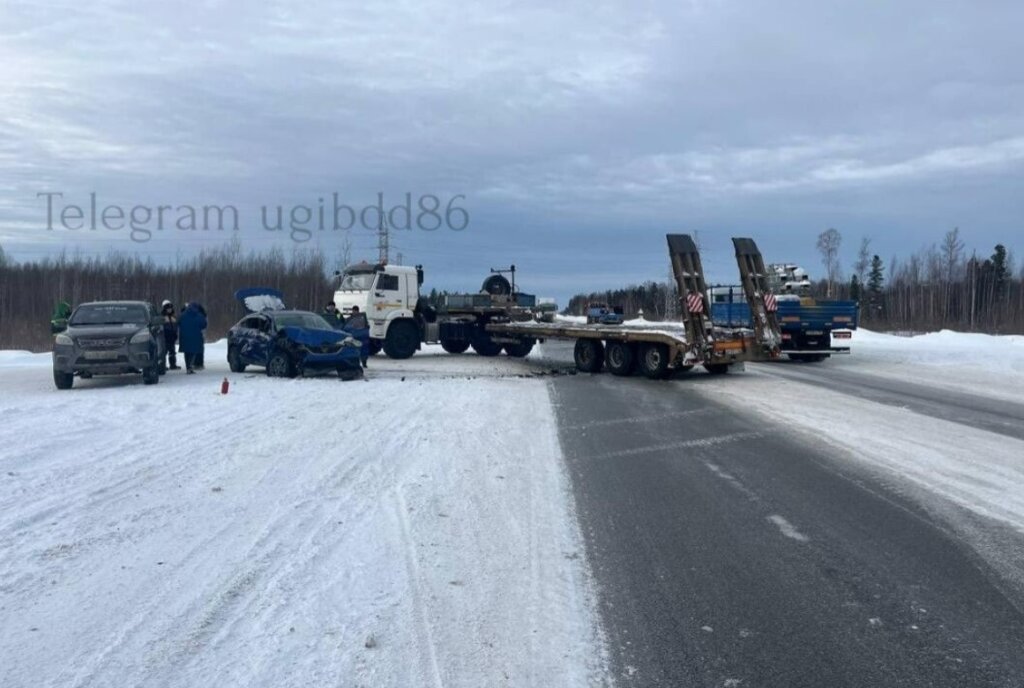 «Рено» и Камаз столкнулись на 692-м километре трассы &laquo;Тюмень &mdash; Ханты-Мансийск&raquo;: пострадал ребенок