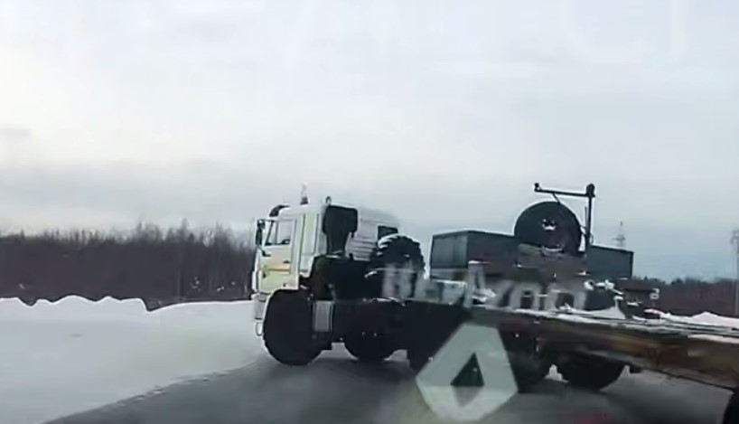 «Рено» и Камаз столкнулись на 692-м километре трассы «Тюмень — Ханты-Мансийск»: пострадал ребенок