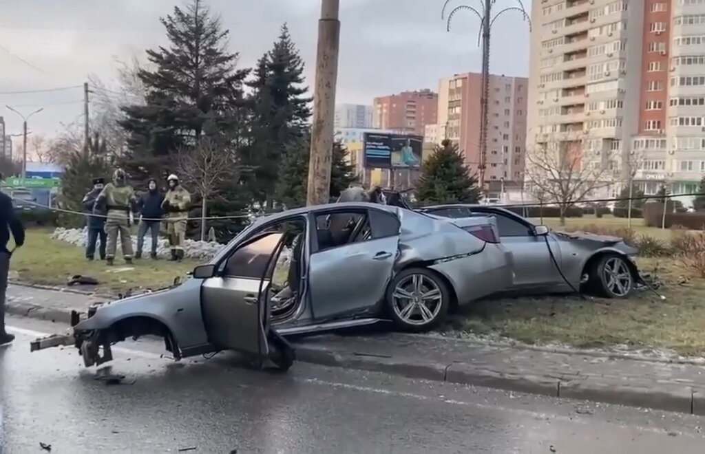 ДТП в Ростове-на-Дону: BMW под управлением полицейского разорвало на части