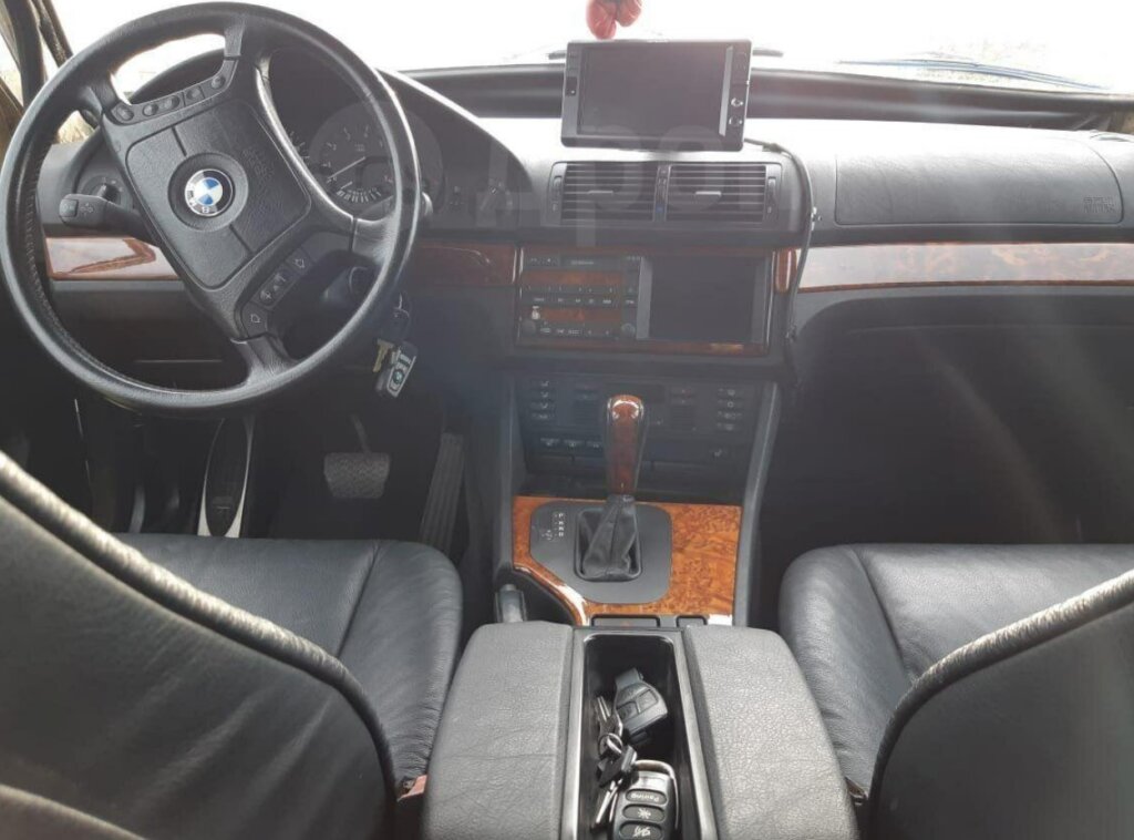 «Волк в овечьей шкуре»: в России продают старую «Волгу» с начинкой от BMW