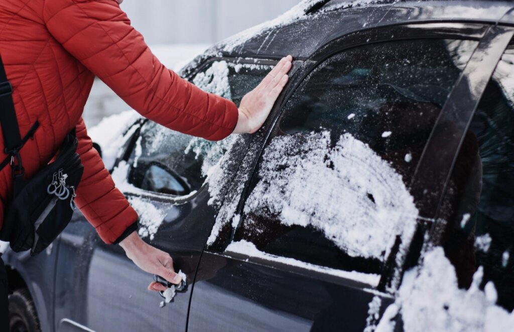 Как открыть примерзшую дверь автомобиля: руководство по спасению из морозного плена