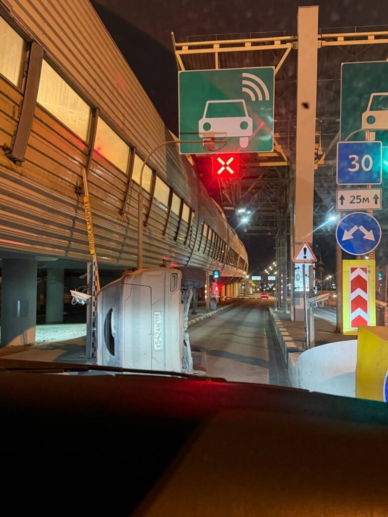 Автомобиль опрокинулся на пункте оплаты ЗСД в Санкт-Петербурге