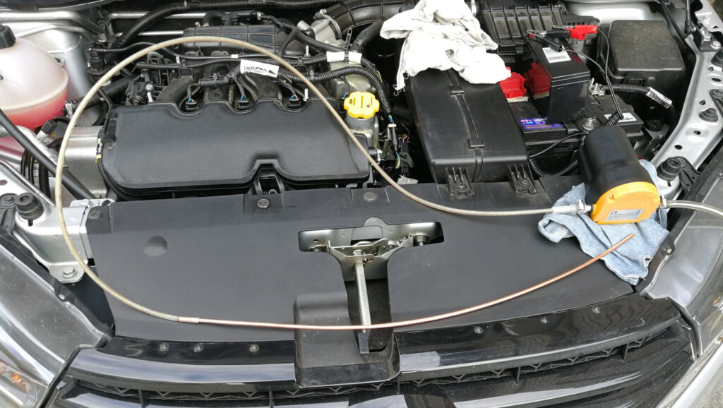 Без ямы и снятия защиты: способ замены моторного масла Lada Vesta через отверстие щупа