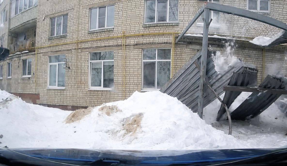В Рязанской области под тяжестью снега рухнул козырек над подъездом многоквартирного дома
