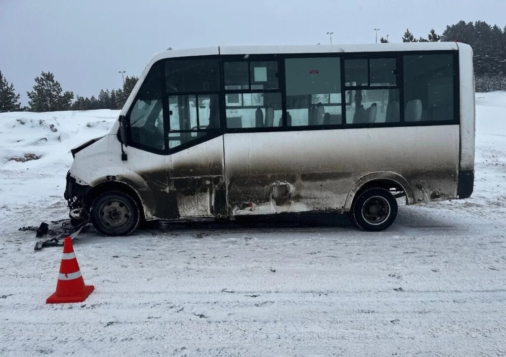 Lada Granta и микроавтобус столкнулись на трассе в Удмуртии