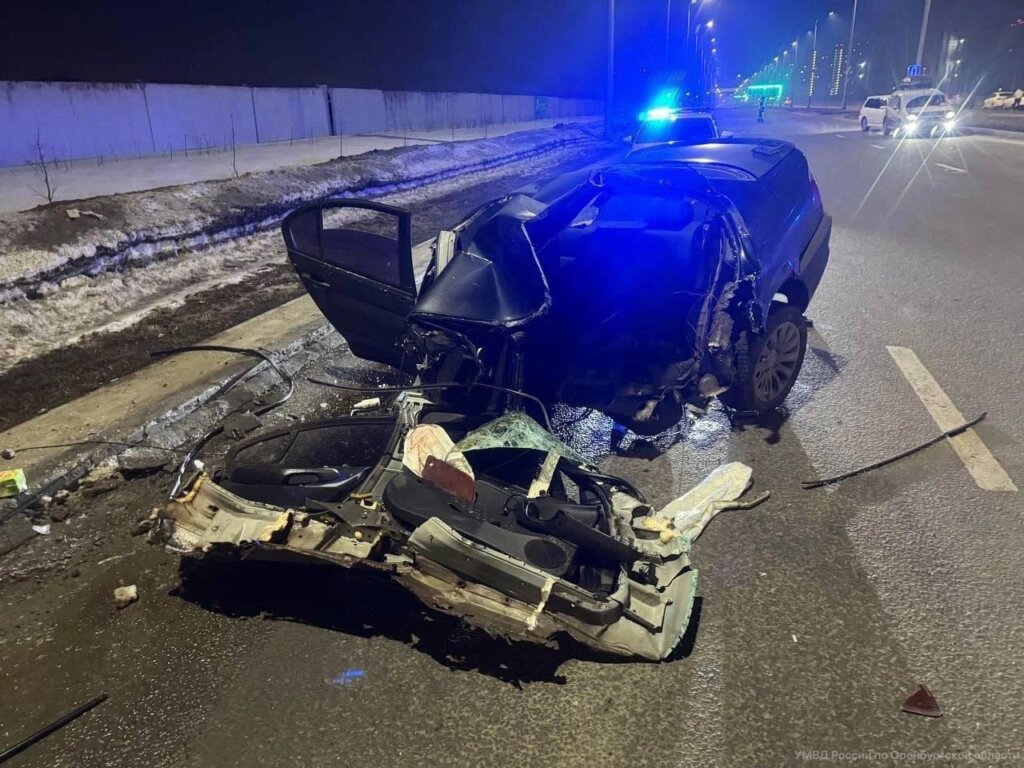 BMW разорвало на части в результате ДТП в Оренбурге