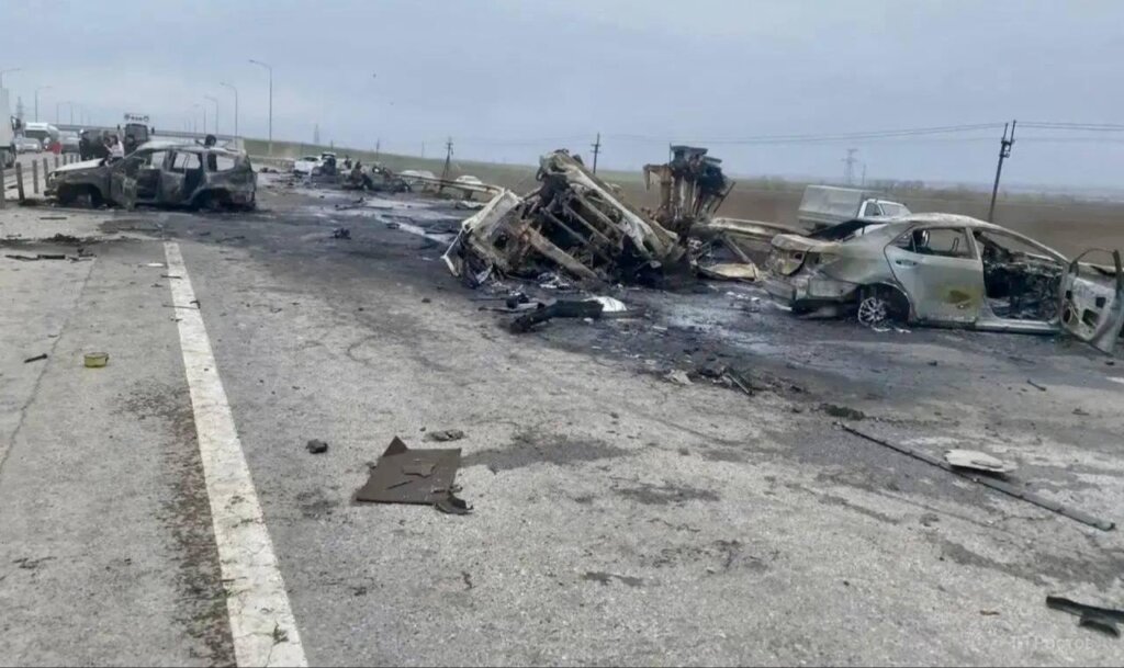 «Лопнуло колесо»: бензовоз смял четыре автомобиля и загорелся на трассе Ростов-на-Дону &mdash; Таганрог