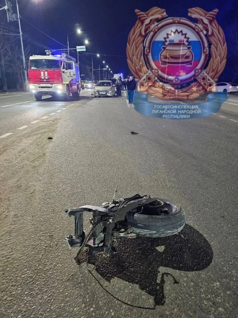 18-летний мотоциклист на скорости врезался в автомобиль ВАЗ-2110 в Луганске