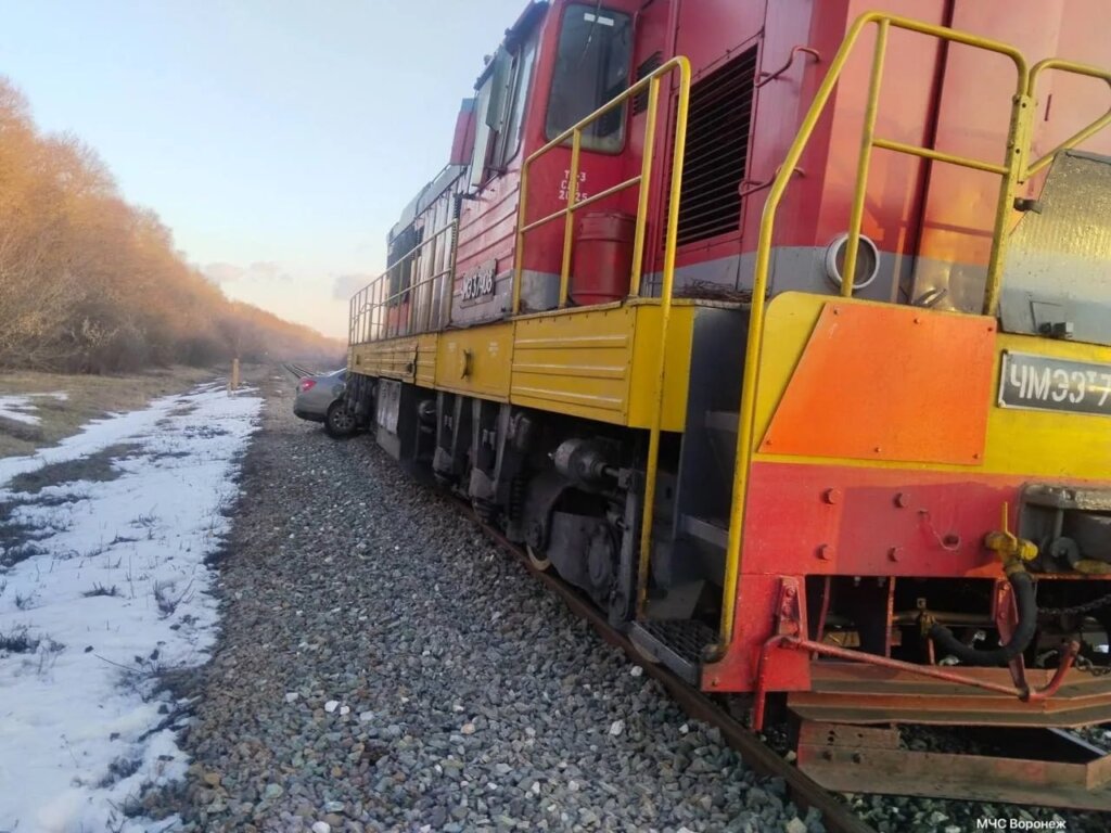 В Воронежской области тепловоз столкнулся с автомобилем и протащил его несколько метров